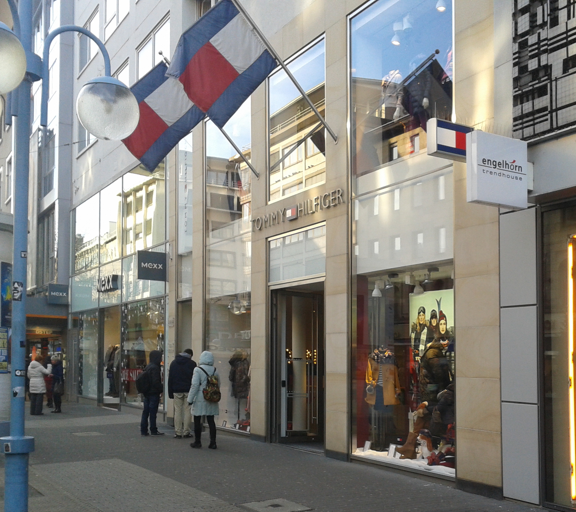 Imagem de referência relacionada a Tommy Hilfiger, item descrito como marca de roupas americana
