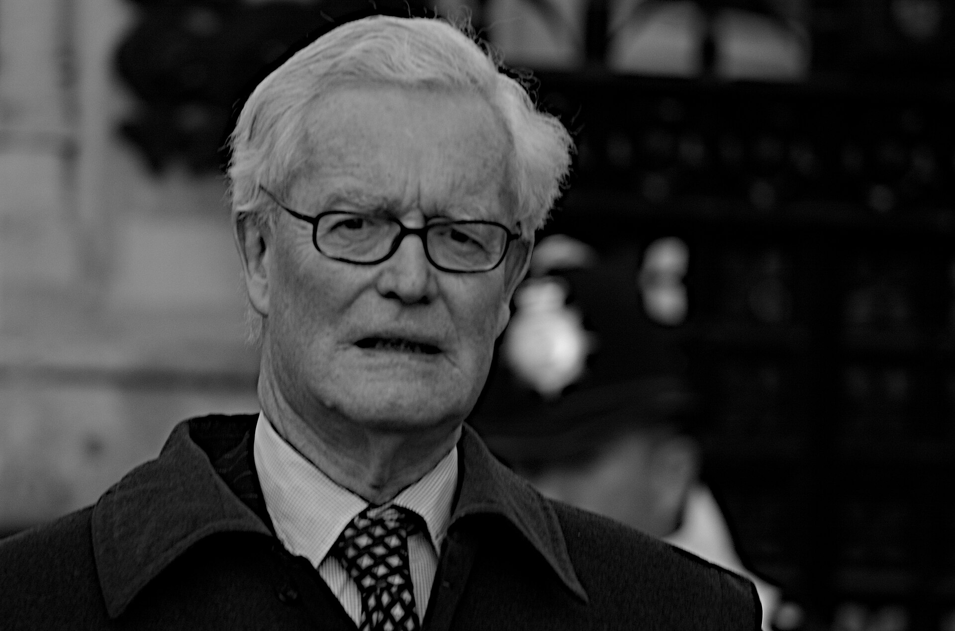 Imagem de referência relacionada a Douglas Hurd, item descrito como escritor de ficção científica, Reino Unido