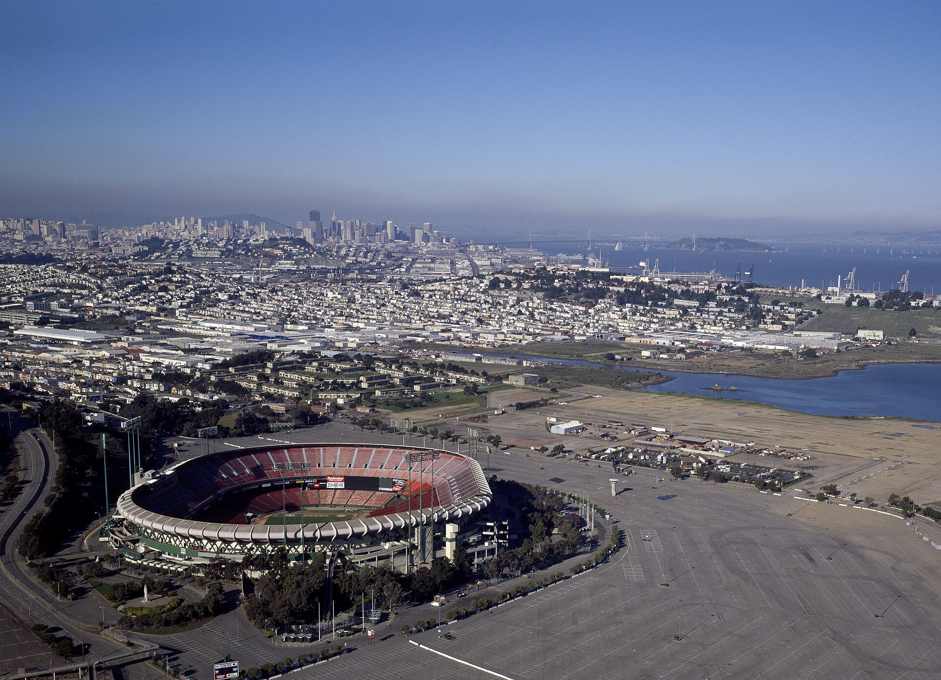 Imagem de referência de Candlestick Park, descrito nos dados abertos como estádio em São Francisco, Estados Unidos