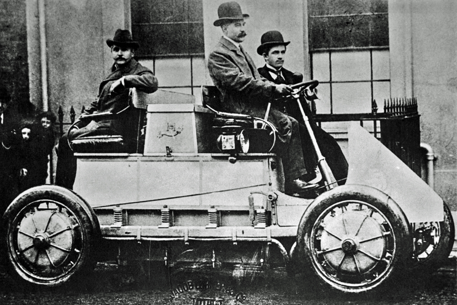 Imagem de referência de Ferdinand Anton Ernst Porsche, descrito nos dados abertos como engenheiro e designer de automóveis austro-alemão (1909–1998)