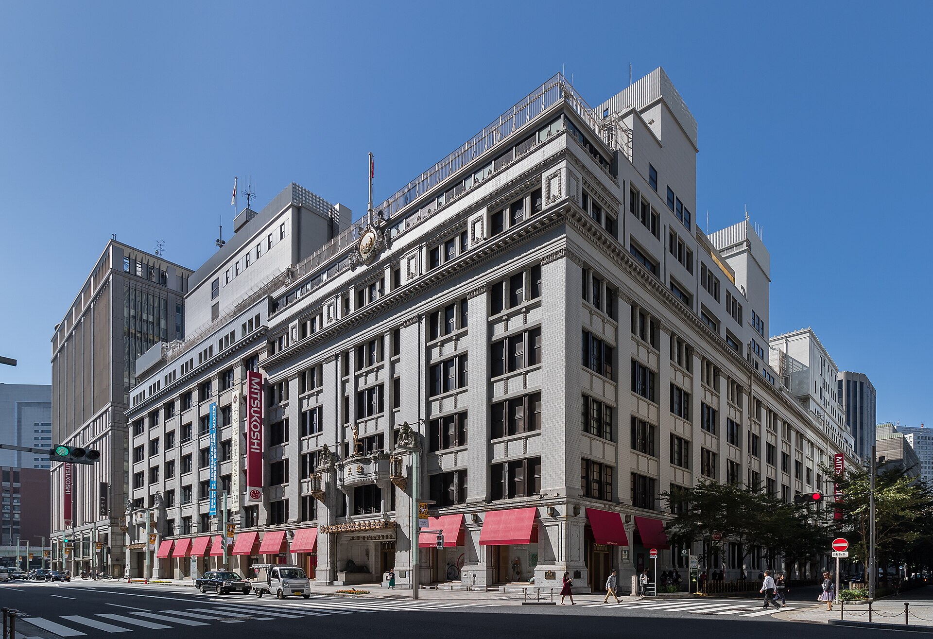 Imagem de referência relacionada a Mitsukoshi, item descrito como cadeia internacional de lojas de departamentos com sede em Tóquio, Japão