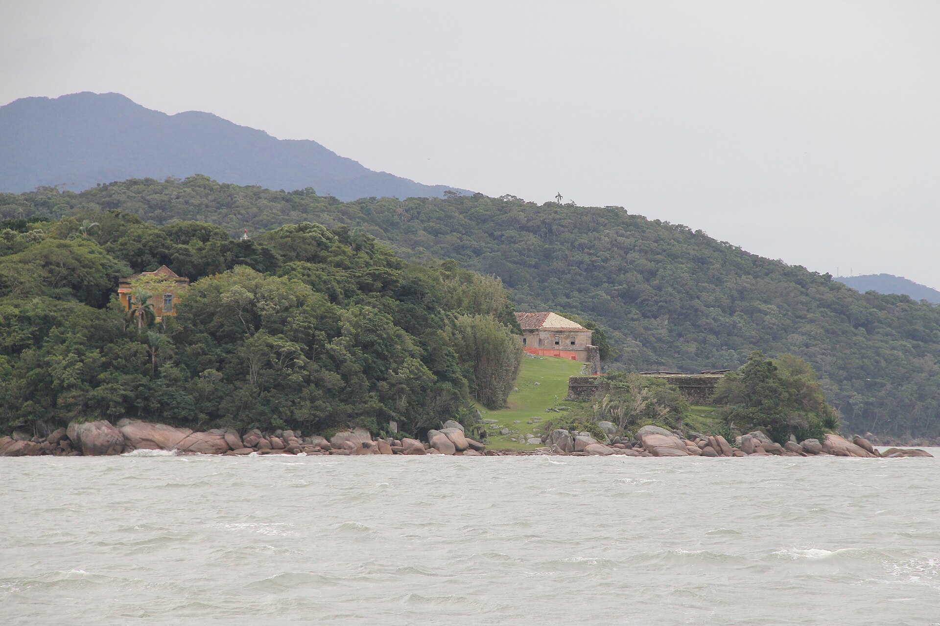 Imagem de referência de Área de Proteção Ambiental Anhatomirim, descrito nos dados abertos como área de Proteção Ambiental Anhatomirim de nível Federal, localizado (a) em Governador Celso Ramos (SC)
