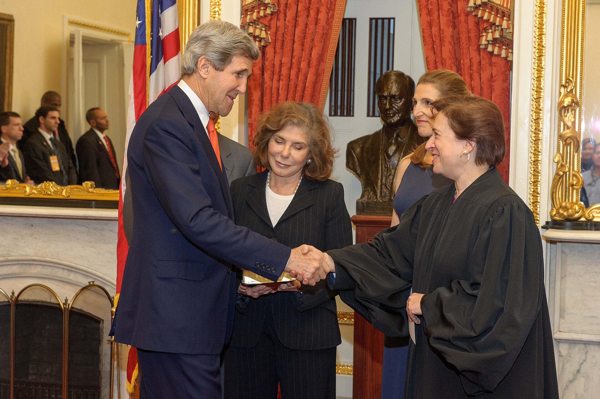 Imagem de referência relacionada a Teresa Heinz Kerry, item descrito como empresária luso-americana, viúva do senador H. John Heinz III e esposa do secretário de Estado John Kerry
