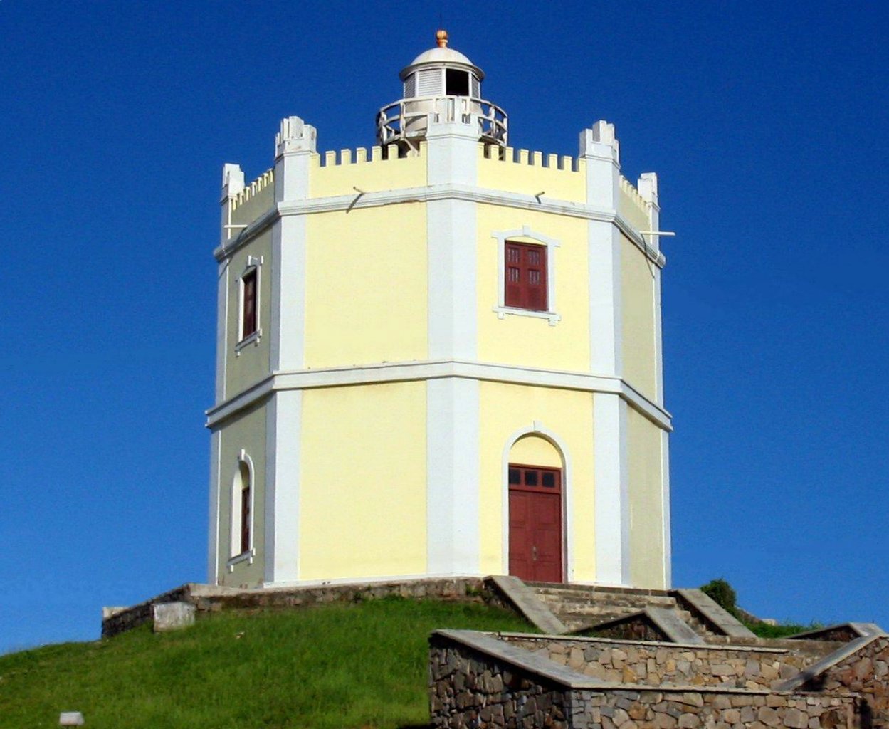 Imagem de referência de Farol do Mucuripe, descrito nos dados abertos como farol em Fortaleza, Ceará, Brasil