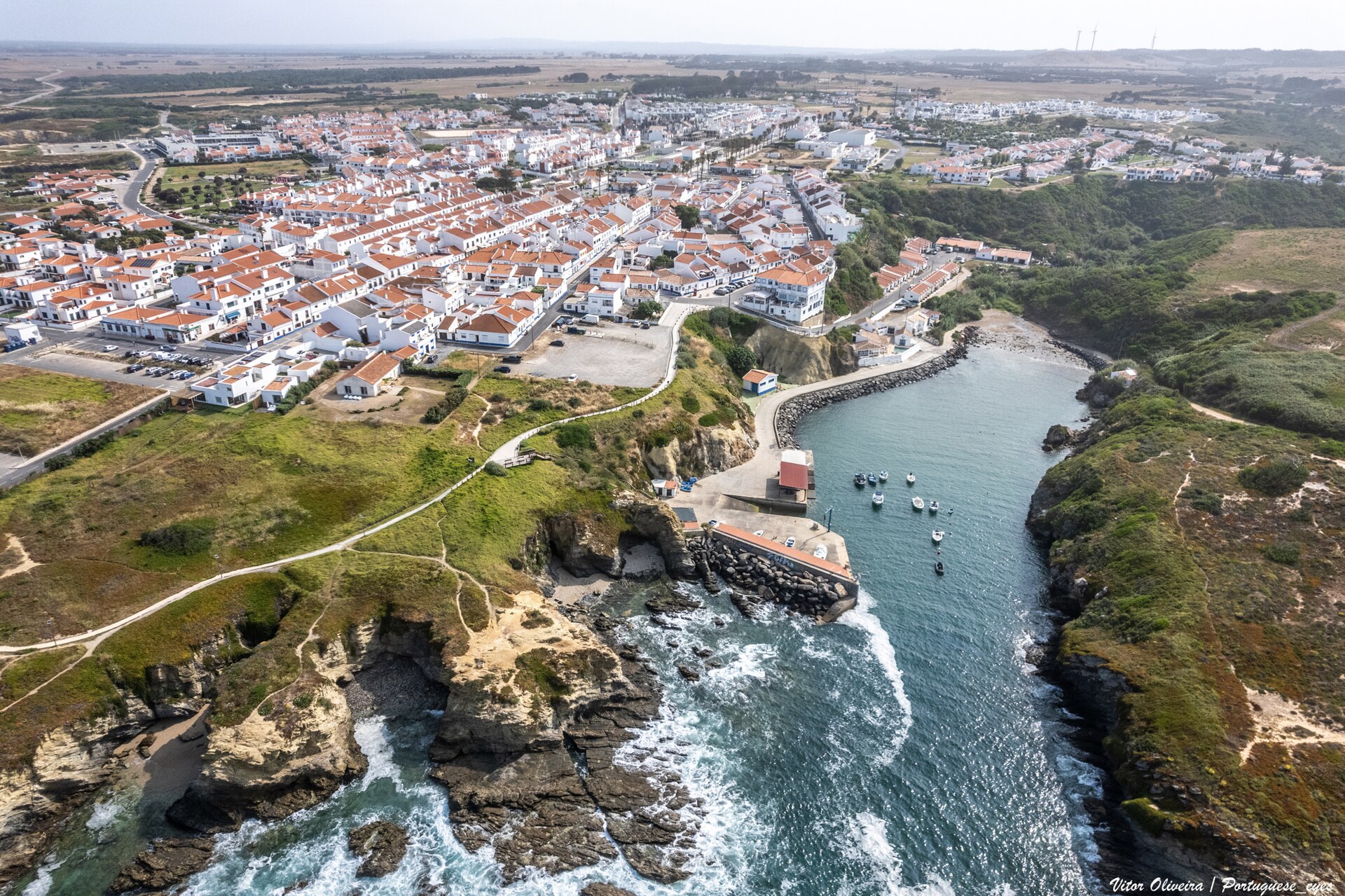 Imagem de referência relacionada a Porto Covo, item descrito como povoação portuguesa sede da Freguesia de Porto Covo