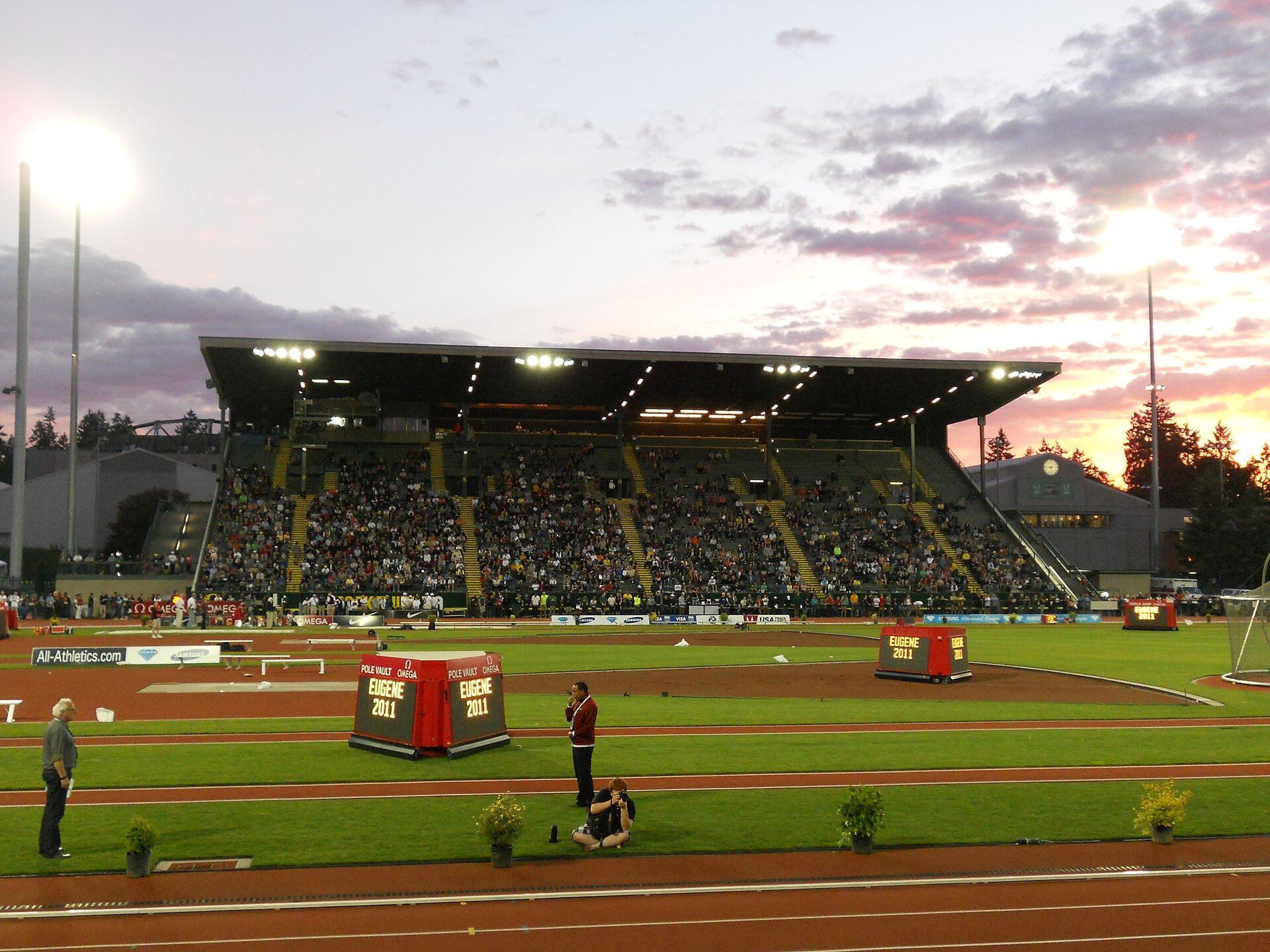 Imagem de referência de Hayward Field, descrito nos dados abertos como estádio em Eugene, Estados Unidos