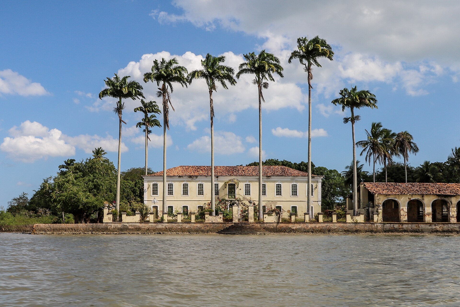 Imagem de referência de Sobrado e Fábrica do Engenho Cajaíba, descrito nos dados abertos como bem tombado pelo Instituto do Patrimônio Artístico e Cultural da Bahia na cidade de São Francisco do Conde