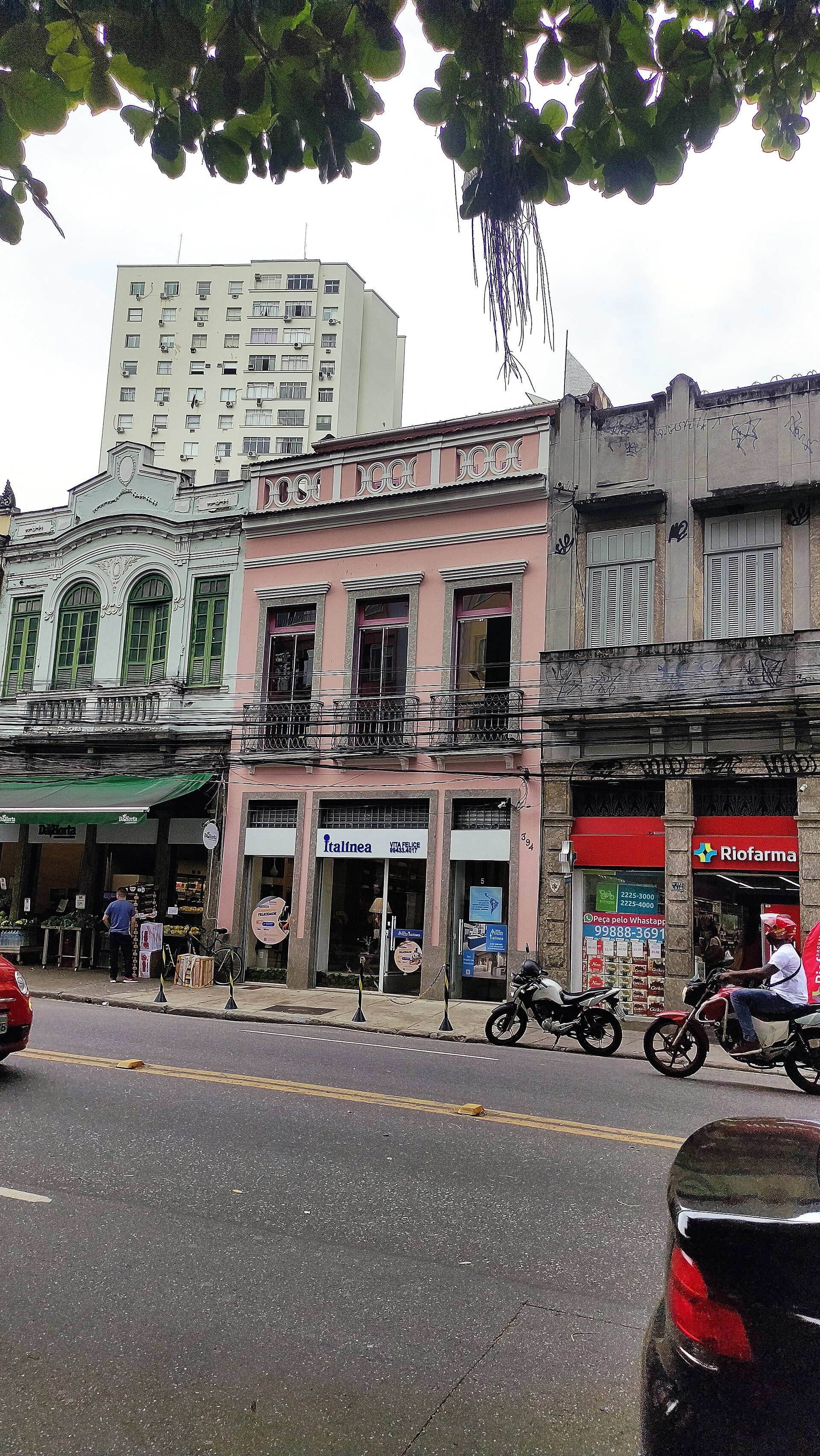 Imagem de referência de Edifício à rua das Laranjeiras, nº 394, descrito nos dados abertos como bem tombado pelo INEPAC na cidade do Rio de Janeiro