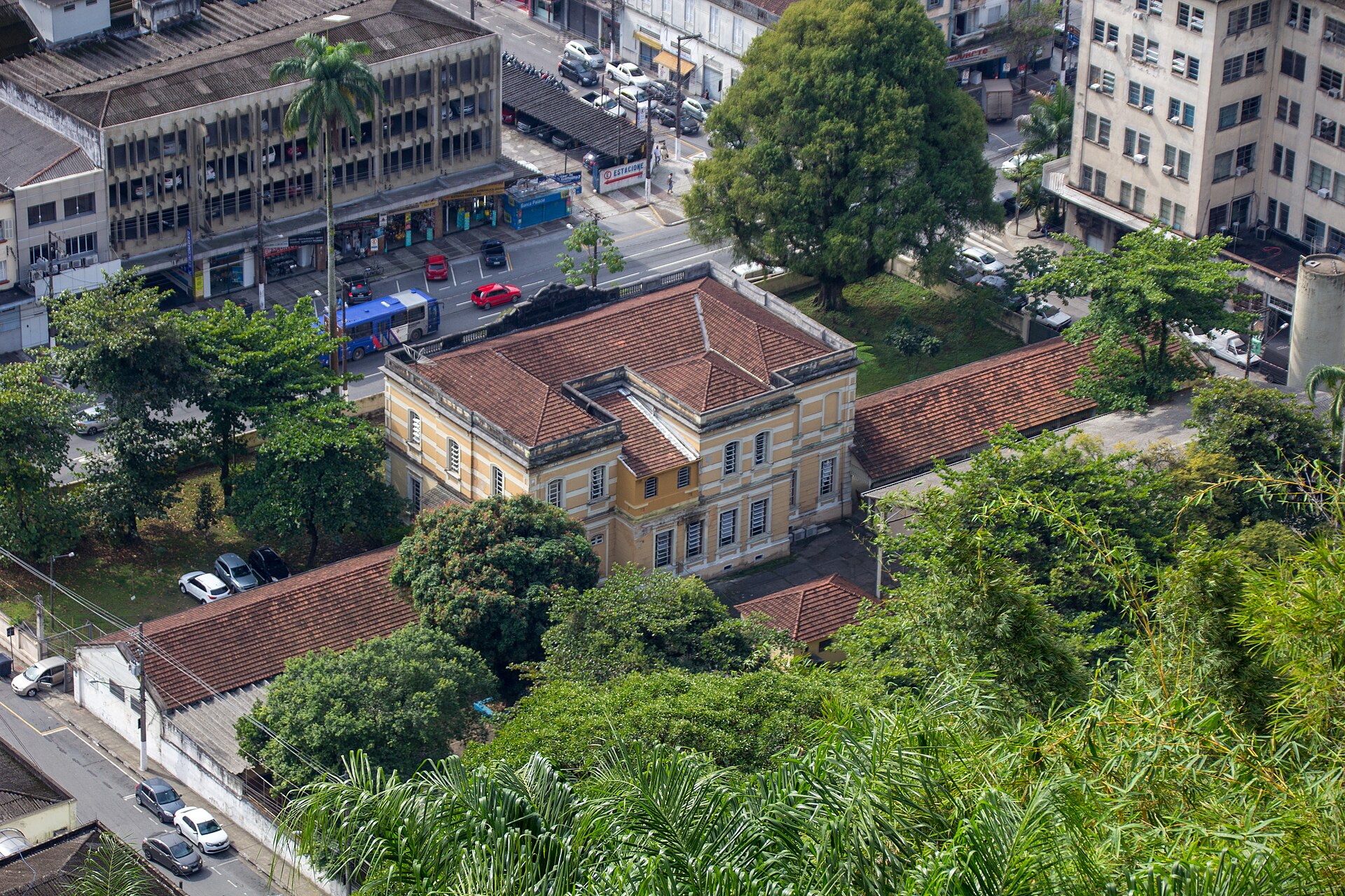 Imagem de referência relacionada a Escola Estadual Barnabé, item descrito como edifício em Santos, Brasil