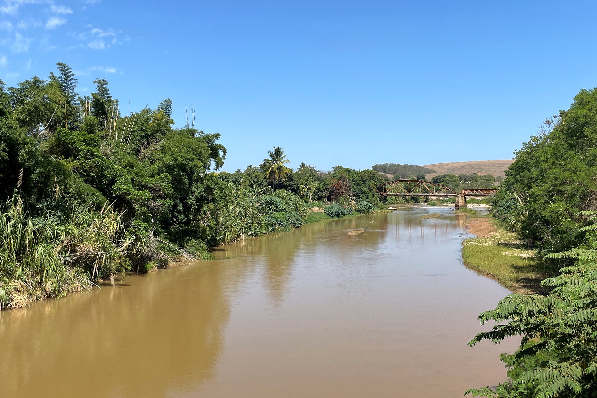 Imagem de referência de Rio Caratinga, descrito nos dados abertos como rio em Minas Gerais, Brasil
