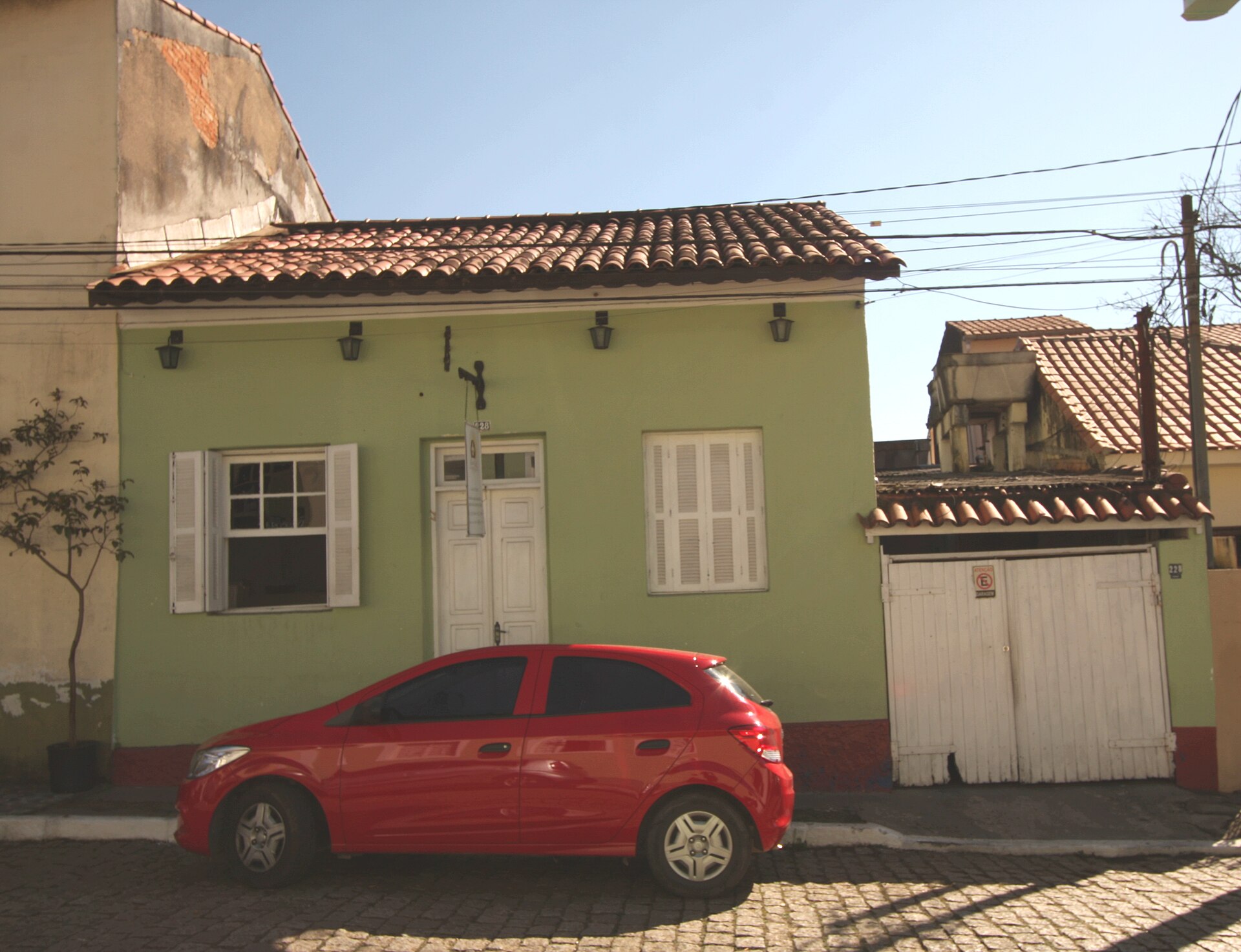 Imagem de referência de Casa na Rua Suzana Dias, 228, descrito nos dados abertos como imóvel localizado na cidade brasileira de Santana de Parnaíba, tombado pelo Conselho de Defesa do Patrimônio Histórico, Arqueológico, Artístico e Turístico do Estado - CONDEPHAAT