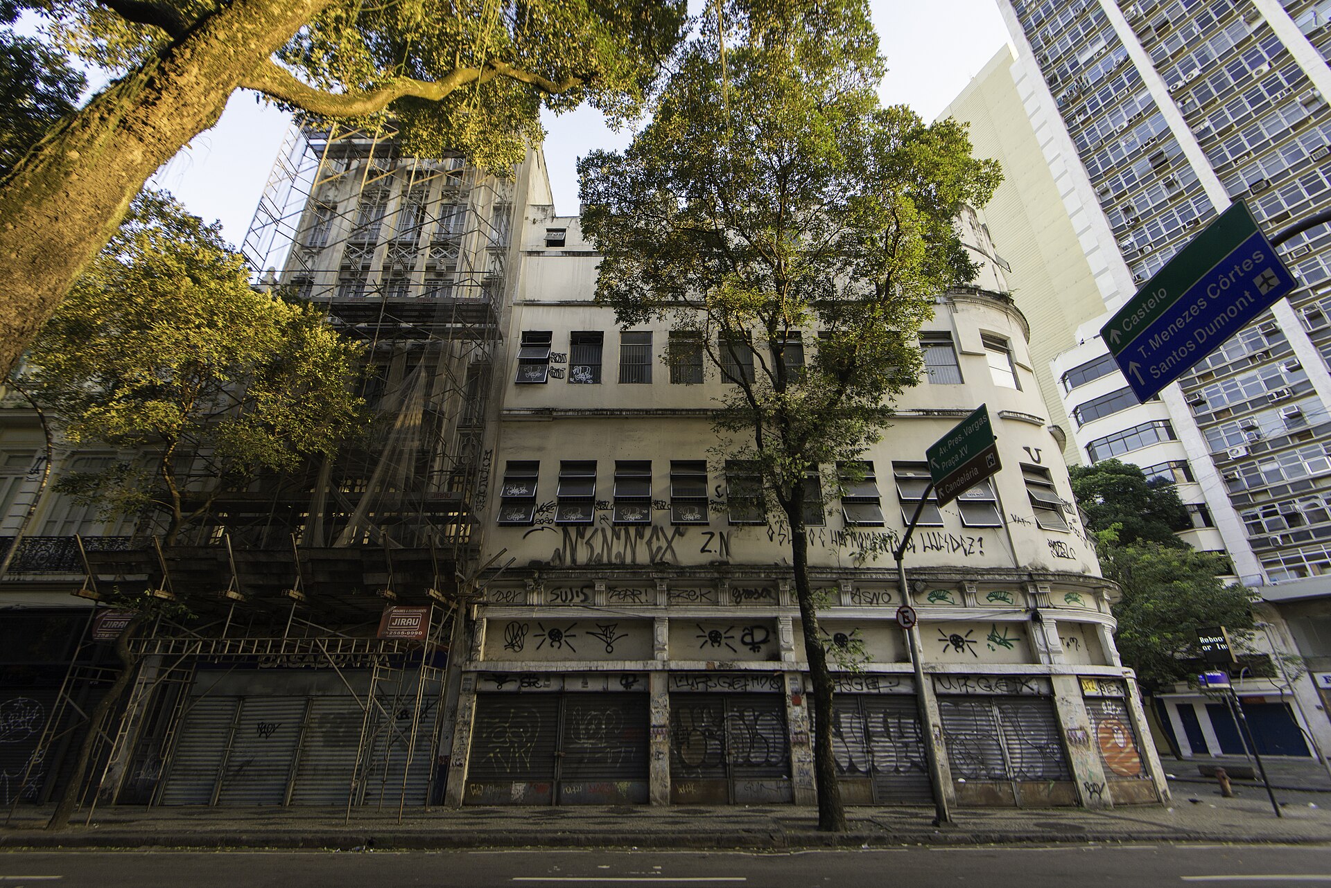 Imagem de referência de Edifício à Rua da Carioca, 4, descrito nos dados abertos como bem tombado pelo Instituto Estadual do Patrimônio Cultural do Rio de Janeiro na cidade do Rio de Janeiro