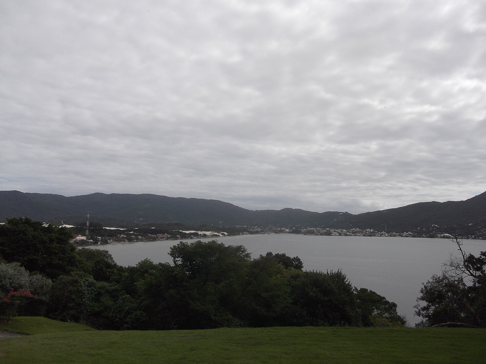 Imagem de referência relacionada a Lagoa da Conceição, item descrito como registro de referência sobre Lagoa da Conceição, organizado a partir de dados estruturados abertos