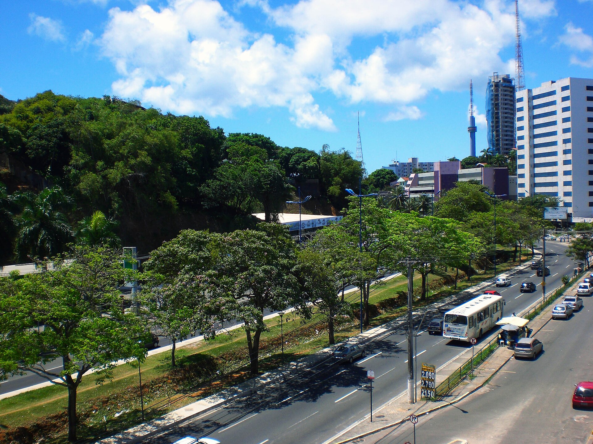 Imagem de referência de Avenida Anita Garibaldi, descrito nos dados abertos como logradouro público em Salvador, município do estado brasileiro da Bahia