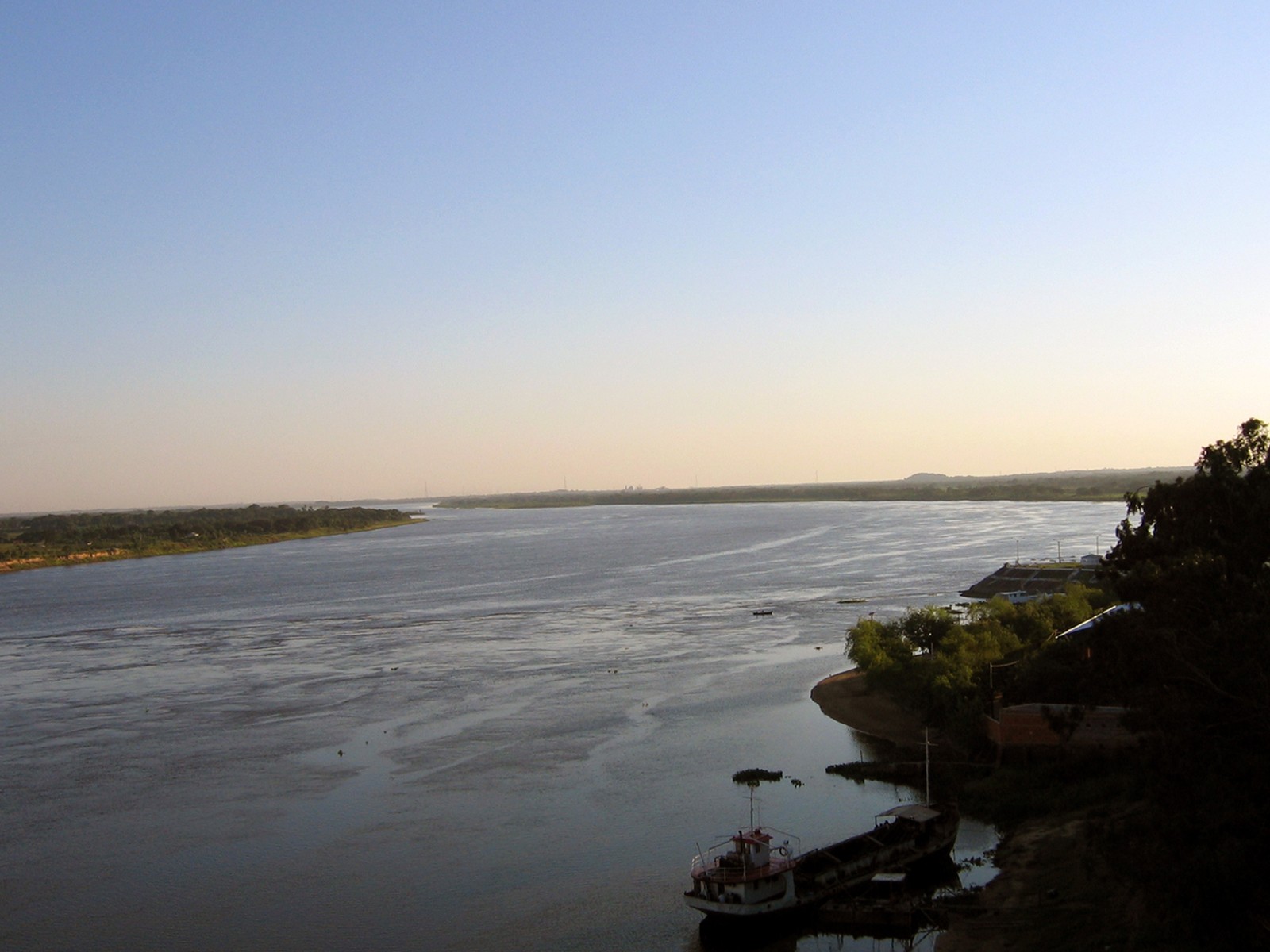 Imagem de referência relacionada a Rio Paraguai, item descrito como rio na América do Sul, afluente do rio Paraná
