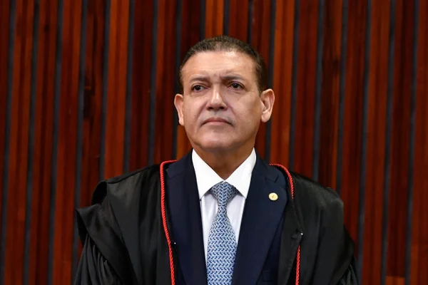Nunes Marques avalia se declarar impedido em sessão do STF após mensagens