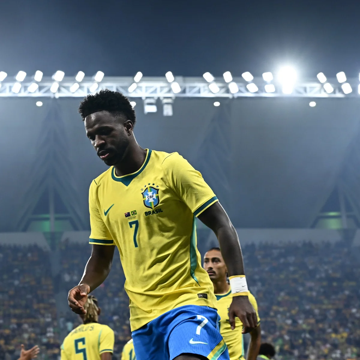 Apenas um gol e sem vaga cativa: o início ruim de temporada de Vini Jr.