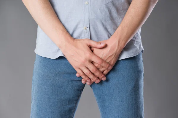 Homem sente desconforto ao urinar e médicos encontram "agulhas" no pênis