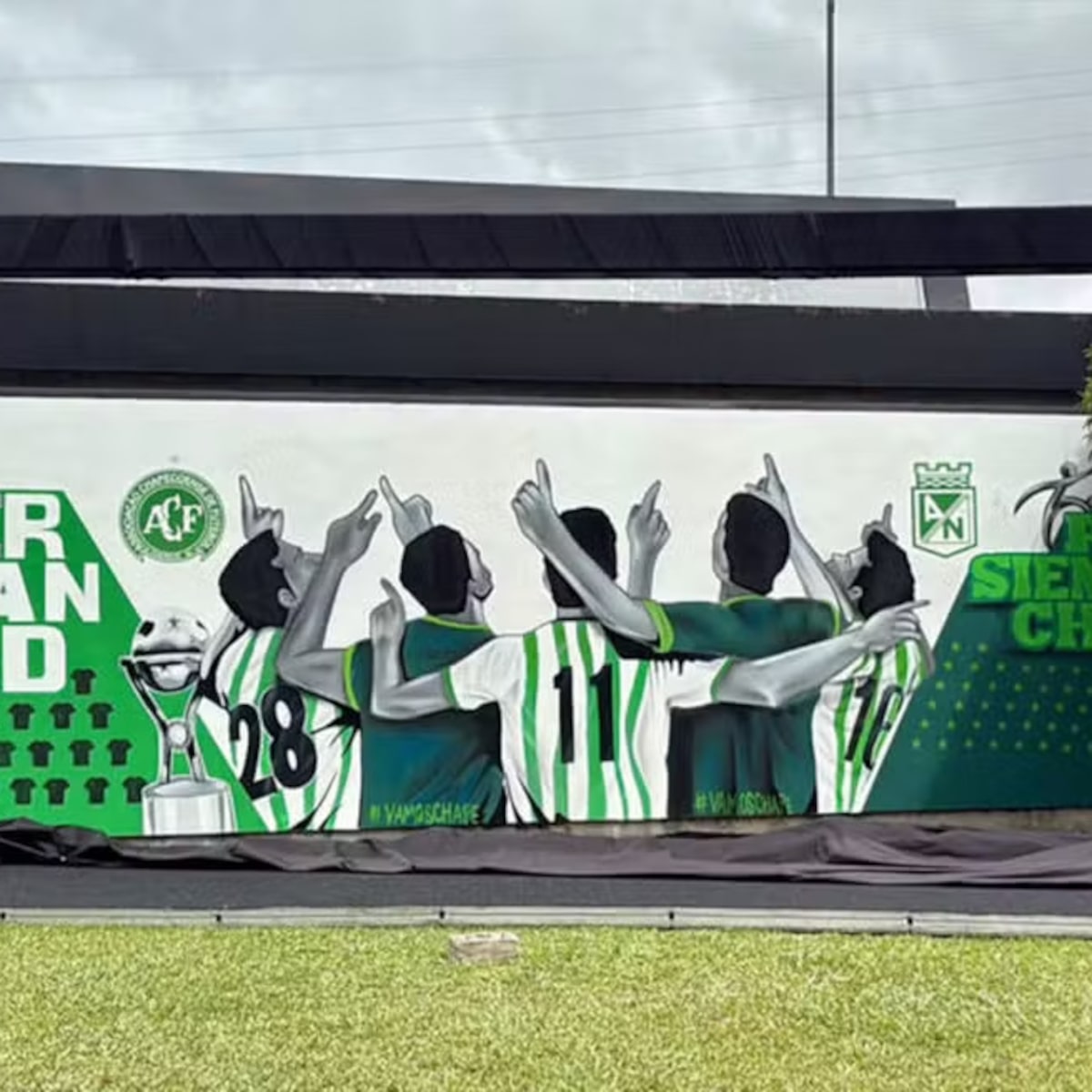 Chapecoense volta à Colômbia e recebe homenagens do Atlético Nacional dez anos após tragédia