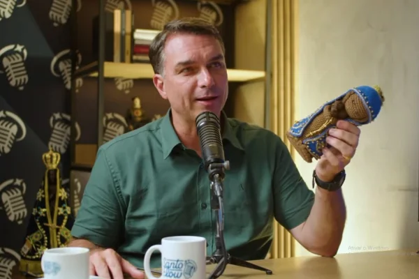 Em podcast católico, Flávio posa com boneca de Nossa Senhora: "Mó carinho"