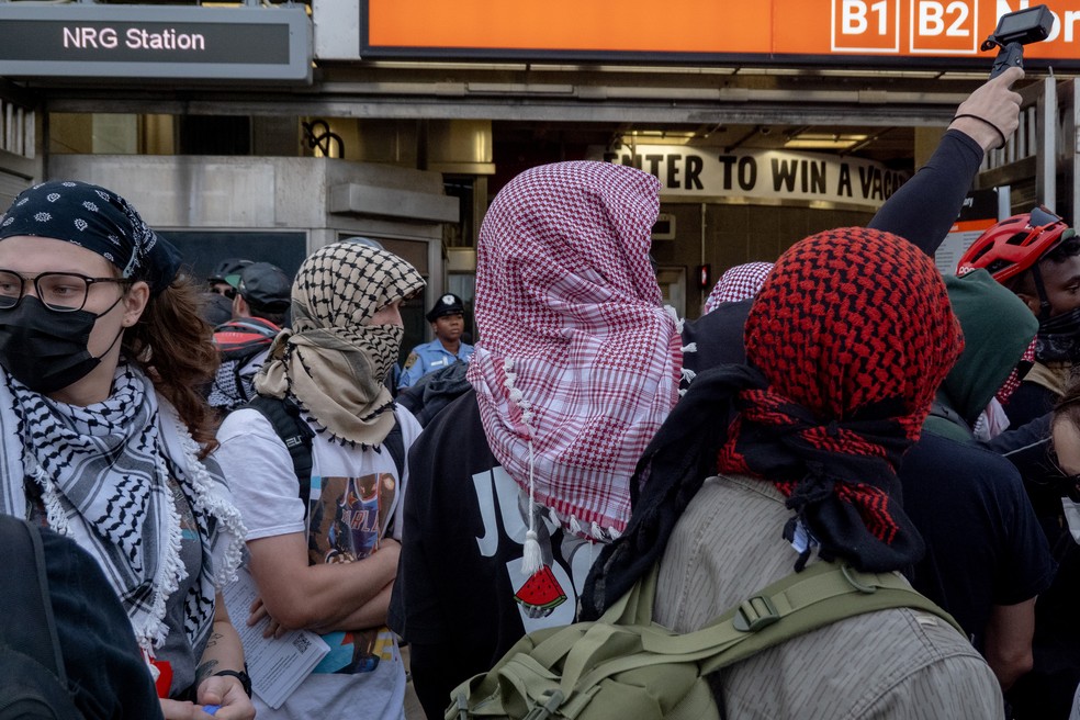 Ed Sheeran pede desculpas aos fãs após polêmica sobre Palestina dividir turnê; entenda