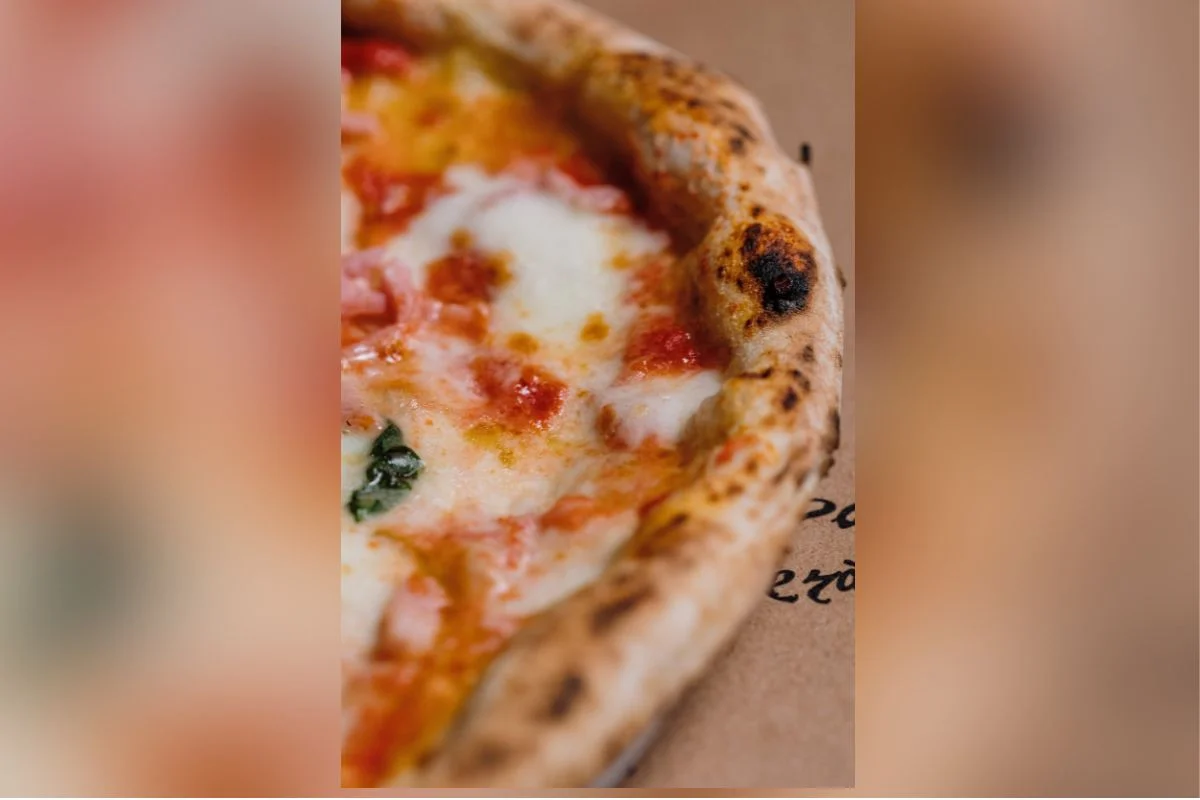 Imagens coloridas mostram pizza napolitana