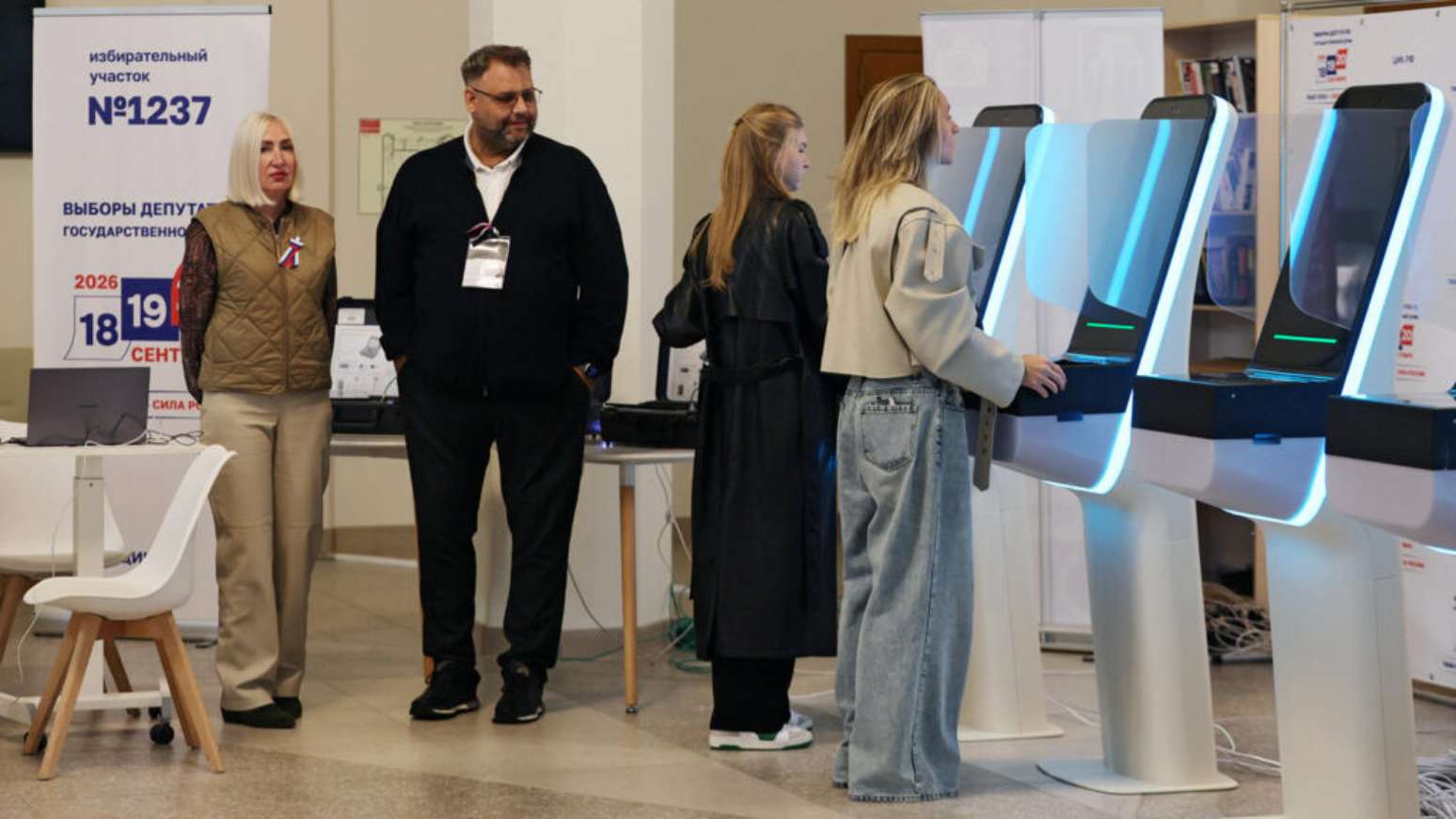 Eleitoras comparecem às urnas em Moscou, no primeiro dia de eleições legislativas na Rússia. (18/09/2026)