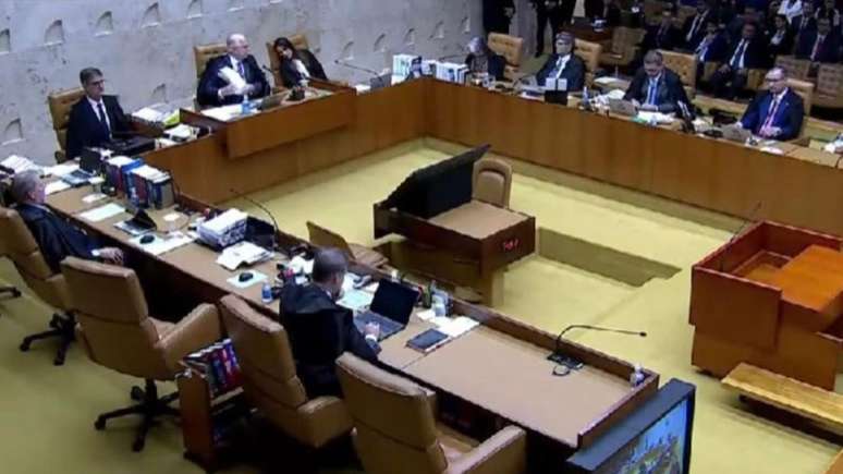 STF tem sessão presencial esvaziada um dia após bate-boca entre ministros em julgamento de Moraes