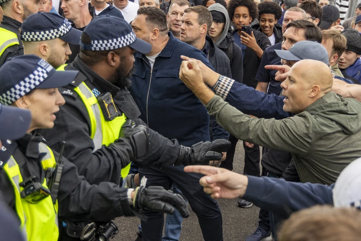 Torcedores são presos na Inglaterra durante o clássico Millwall x West Ham