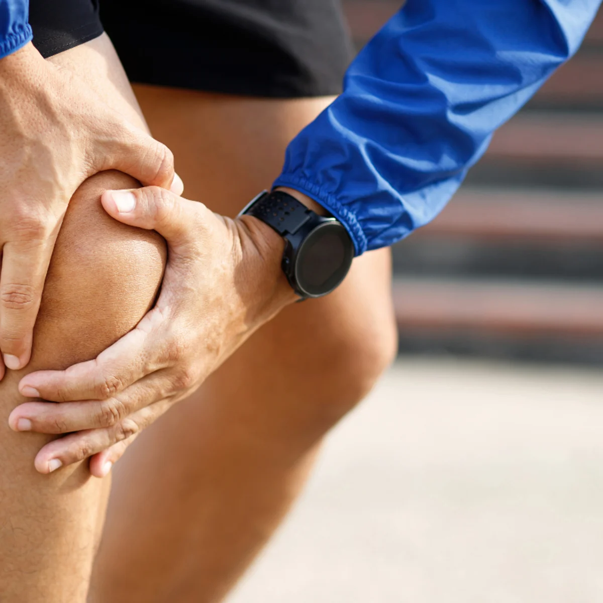 Dores articulares: 3 exercícios para fazer em casa e aliviar o desconforto