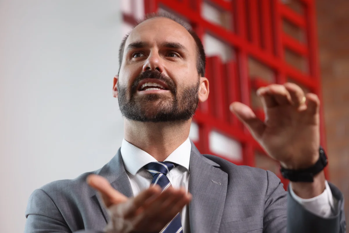 Deputado Eduardo Bolsonaro PL-SP é entrevistado no estúdio Metrópoles