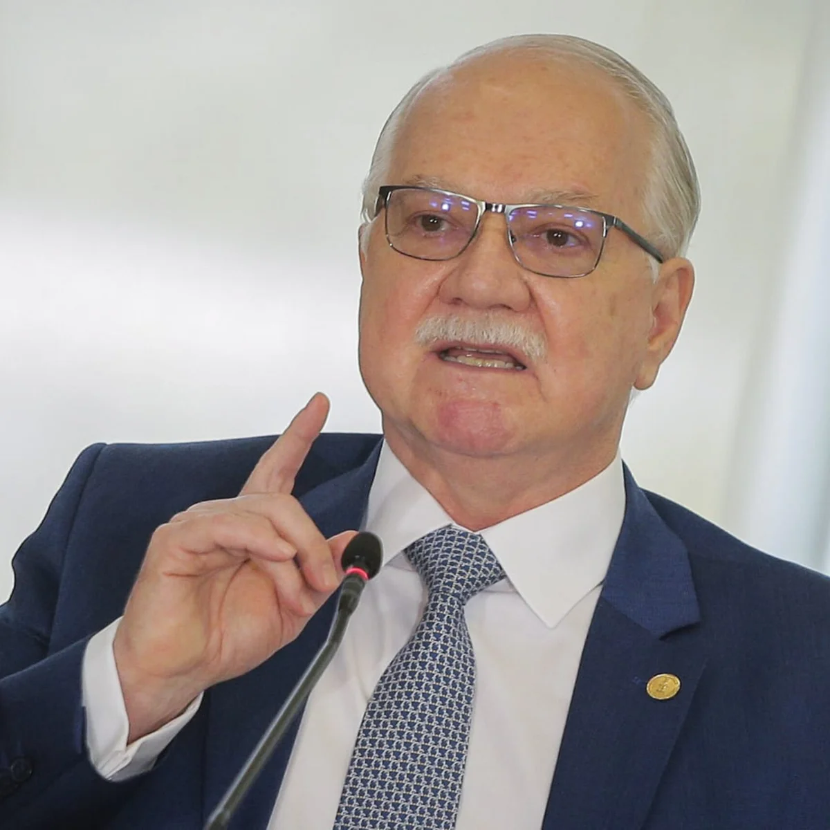 Decisão de Dino escala crise no STF e aumenta pressão sobre Fachin