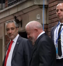 Lula e Janja a caminho da Assembleia Geral da ONU nesta terça-feira, 22 Foto: Reprodução/GloboNews