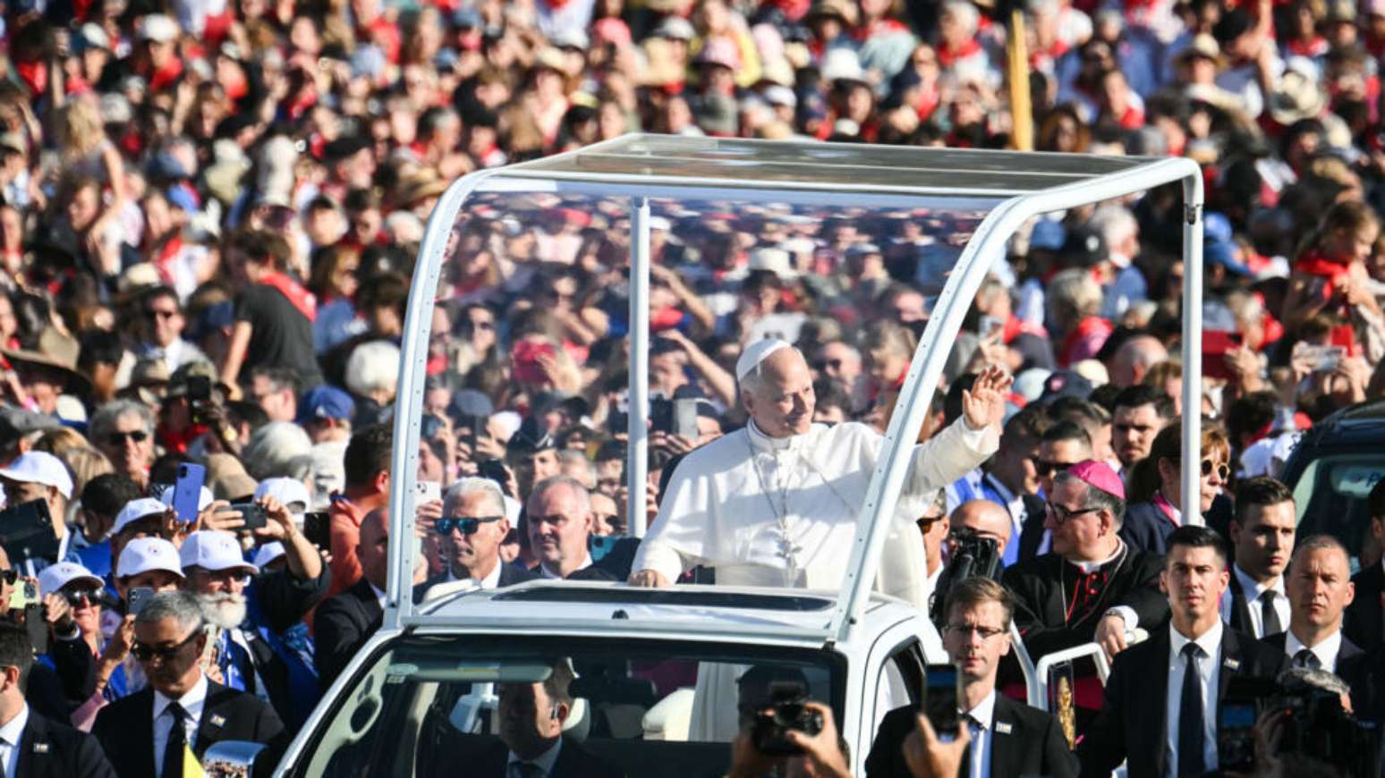 O papa Le&atilde;o XIV cumprimenta fi&eacute;is ao chegar para celebrar uma missa na esplanada do Santu&aacute;rio de Nossa Senhora de Lourdes, no sudoeste da Fran&ccedil;a, neste domingo (27).