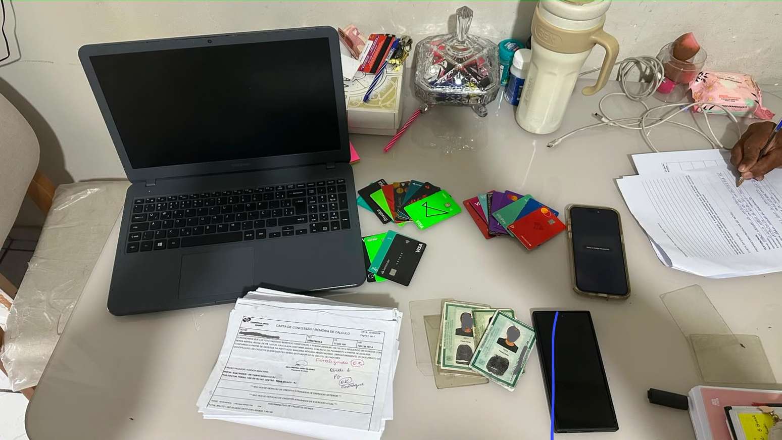 Autoridades apreenderam documentos falsos, celulares, cartões e um notebook
