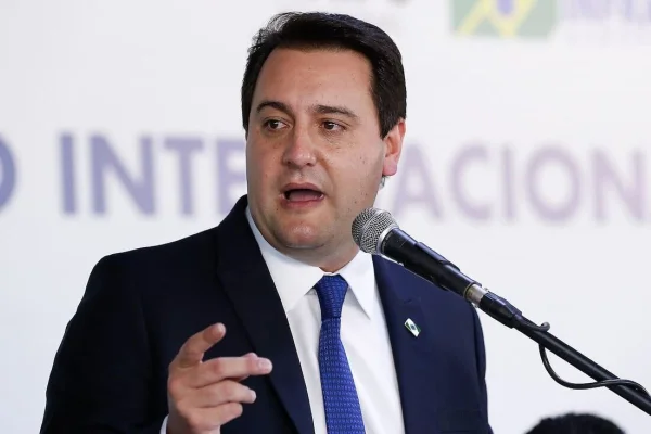 Ratinho Jr. se afasta do governo para tentar levar Sandro Alex ao 2º turno
