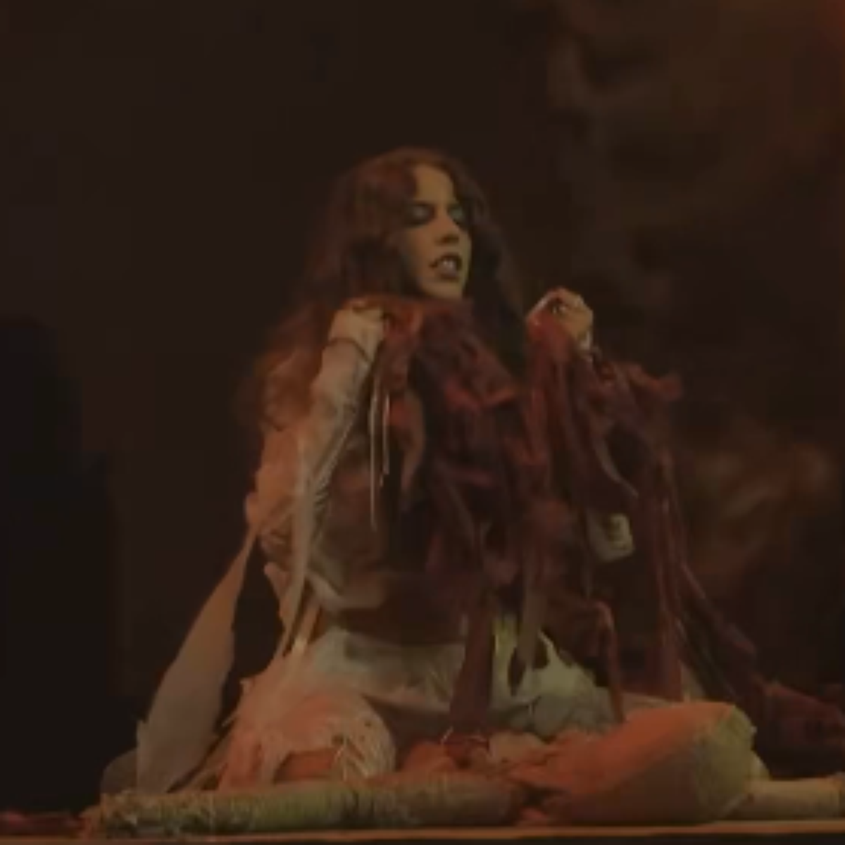 Marina Sena destrói boneco em performance no Rock in Rio e fãs apontam indireta para ex