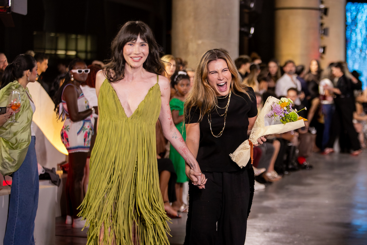 Ellen Milgrau e Kelly Nobre no final do desfile da Sau Swim