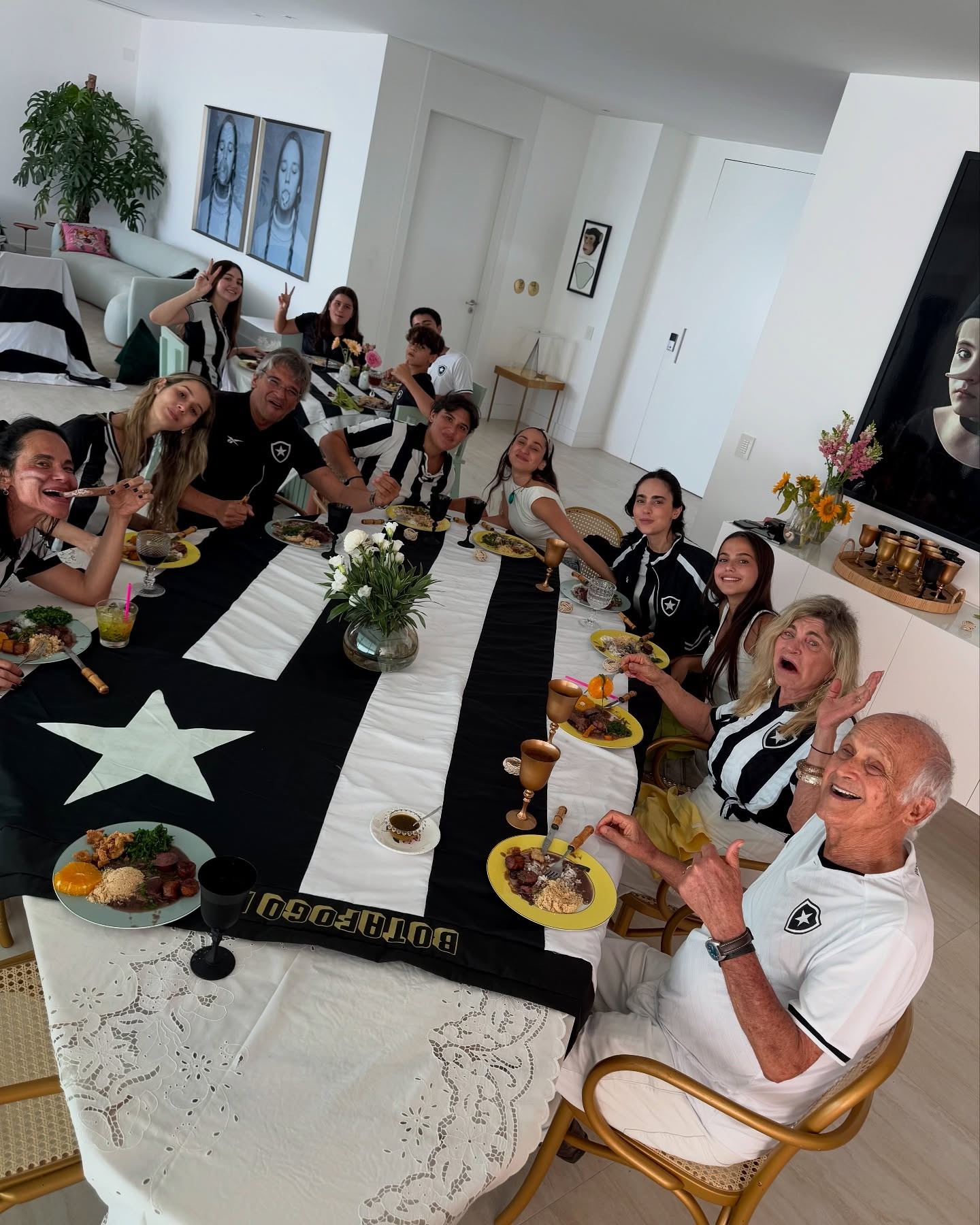 Família reunida no apartamento de Flávia Alessandra e Otaviano Costa — Foto: Reprodução/Instagram