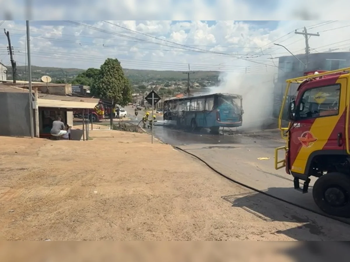 Ônibus pega fogo e chamas atingem comércio de município no Entorno do DF