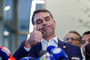 Banco Master: La investigación a Flávio Bolsonaro por presunta corrupción que sacude la campaña electoral en Brasil