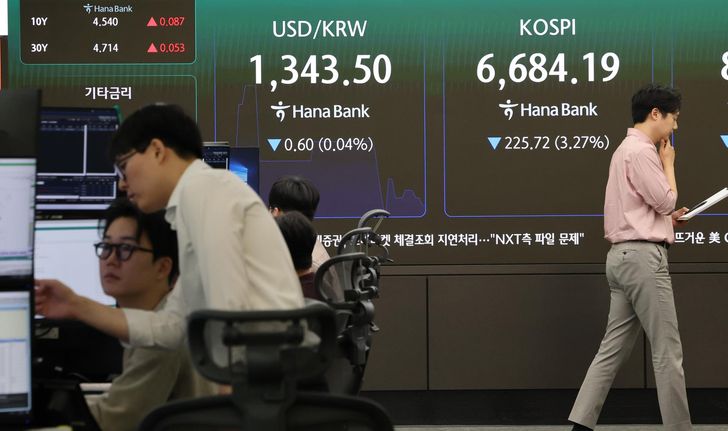 Officials work at a dealing room of Hana Bank in Seoul, Monday. Yonhap