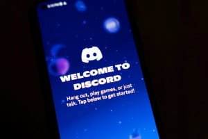 Discord passa a estimar idade dos usuários e cria novas restrições para adolescentes; entenda