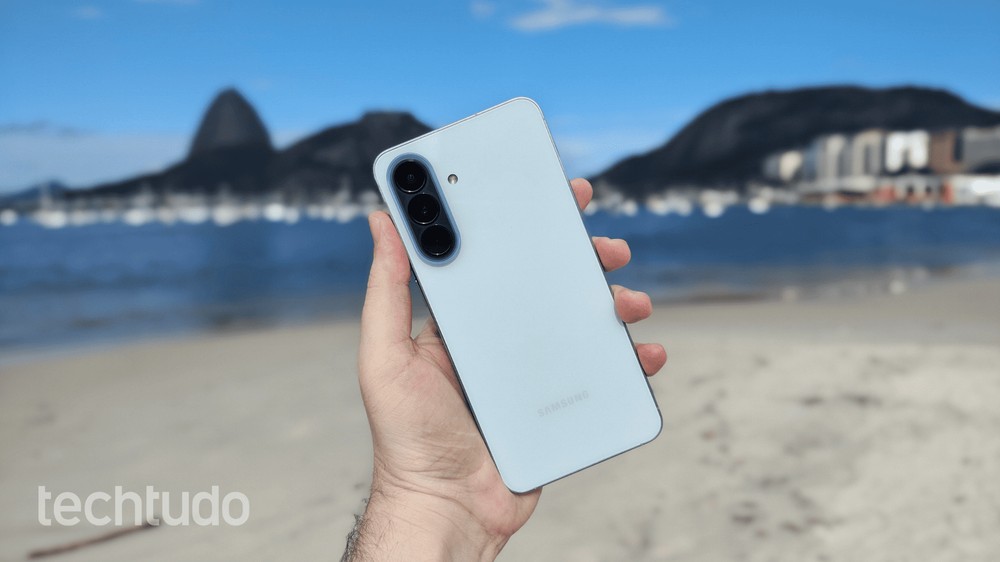 Traseira do Samsung Galaxy A57 com acabamento em vidro reforçado e design elegante — Foto: William Guido/TechTudo