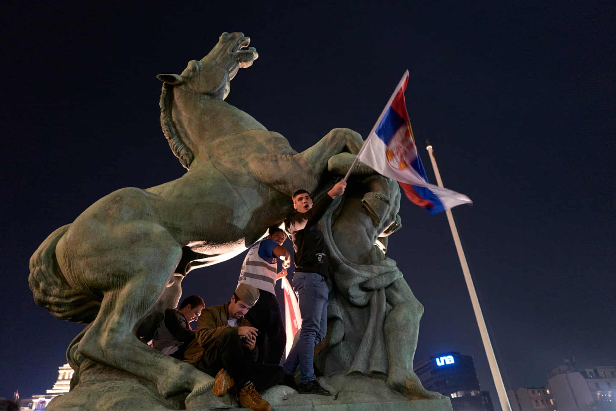 Brindis, fogos de artifício e bandeiras após Vučić admitir a derrota nas eleições sérvias – em fotos