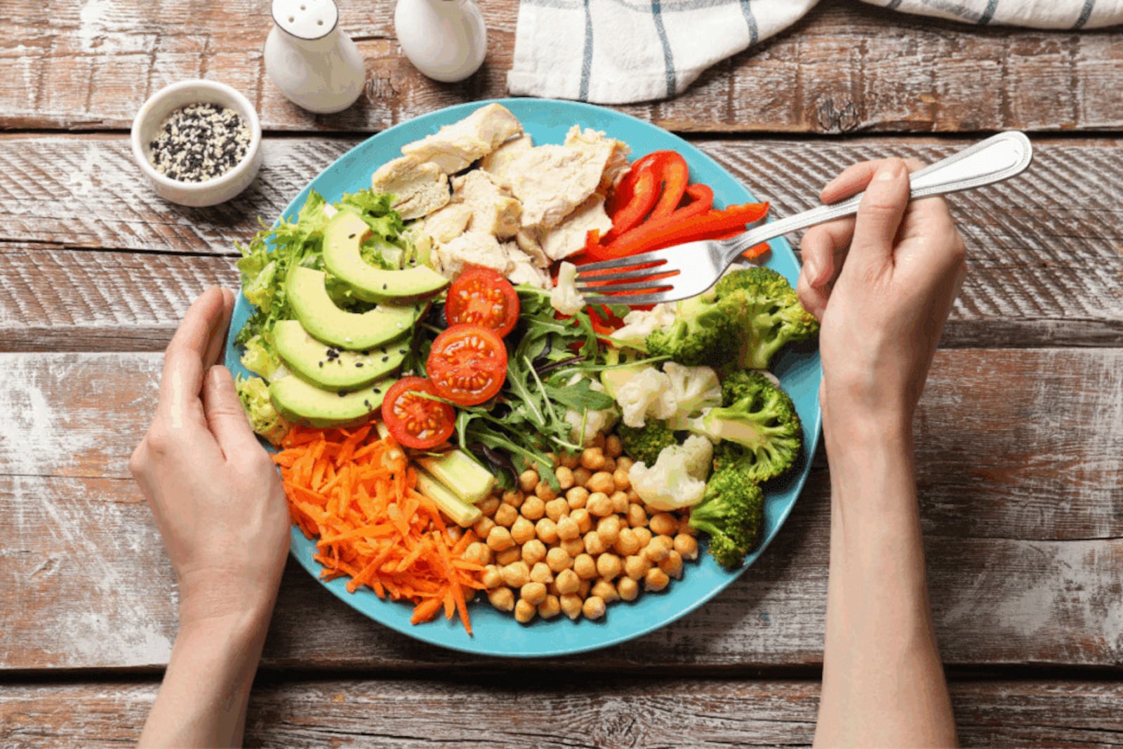 O consumo de proteínas após o treino deve fazer parte de uma estratégia alimentar equilibrada, sem concentrar toda a ingestão em uma única refeição Imagem: New Africa | Shutterstock