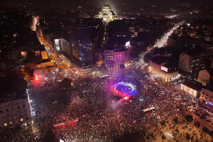 Brindis, fogos de artifício e bandeiras após Vučić admitir a derrota nas eleições sérvias – em fotos