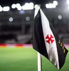 Foto: Bandeirinha de escanteio do Vasco ( Divulgação/Vasco) / ( Divulgação/Vasco)