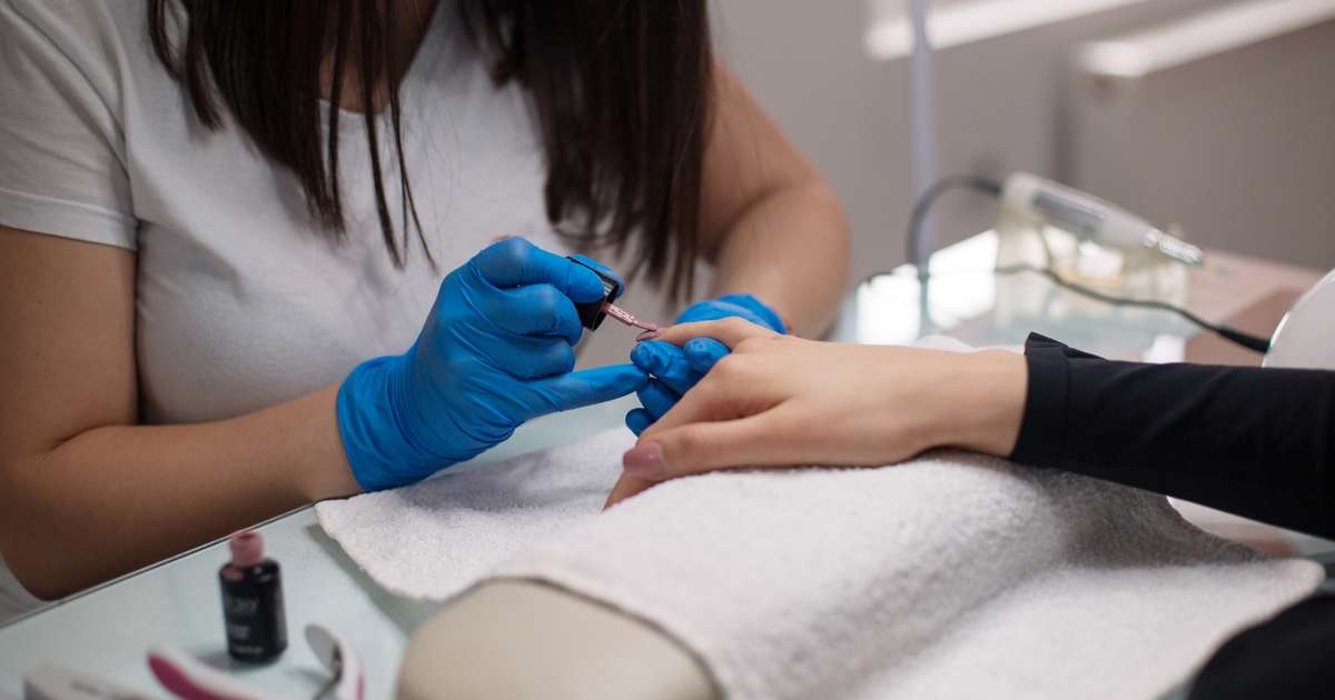 Esta técnica está fazendo as mulheres aposentarem as unhas em gel de vez! Veja como fazer