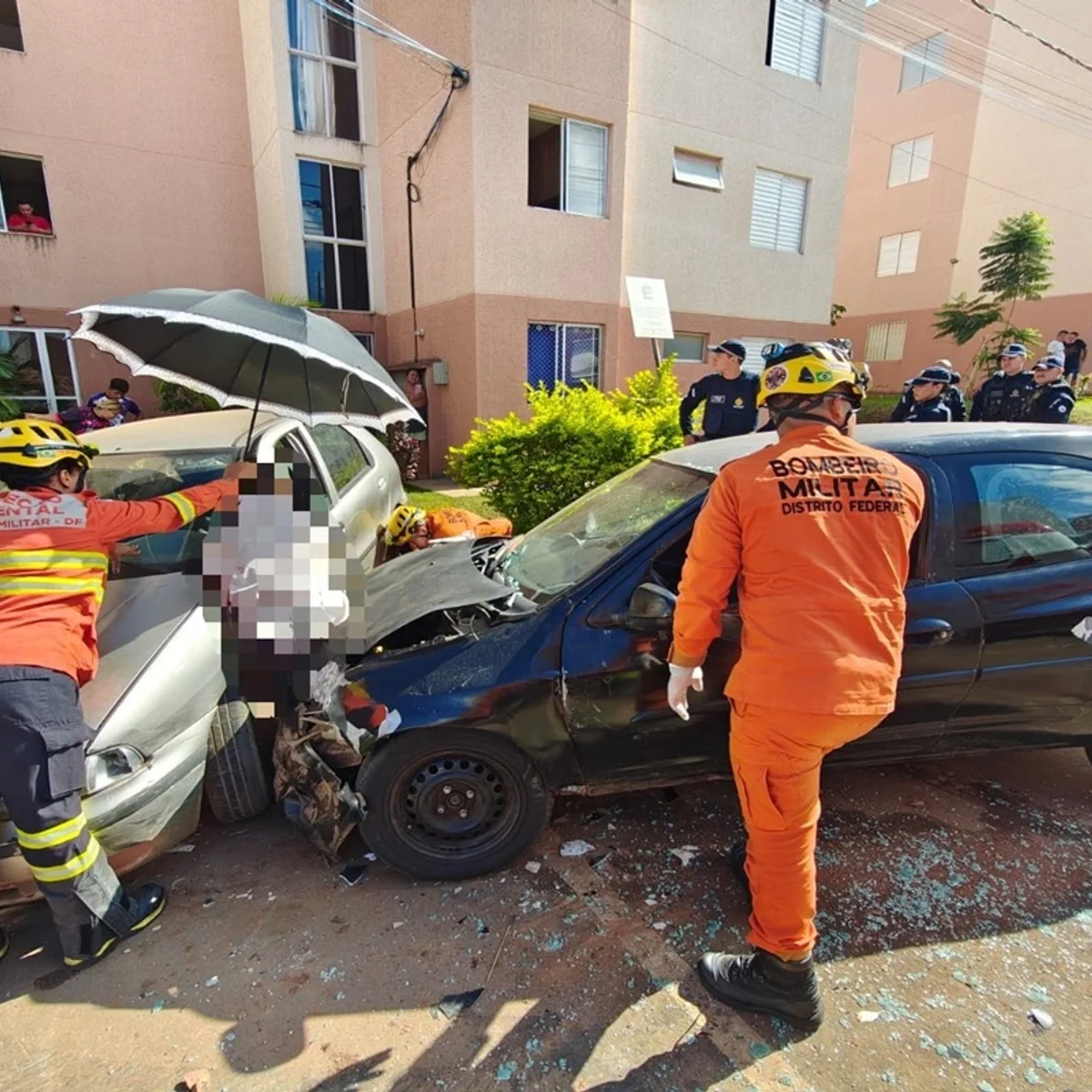 Homem fica prensado entre dois carros e fratura perna em acidente no DF
